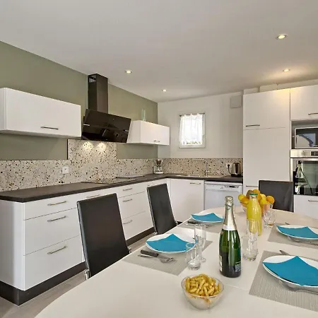 Les Volets Bleus By Interhome