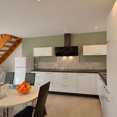 Les Volets Bleus By Interhome بيت للعطل *